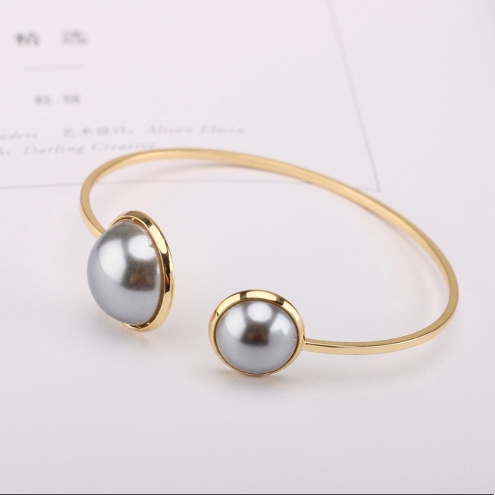 Golden pearl bracelet